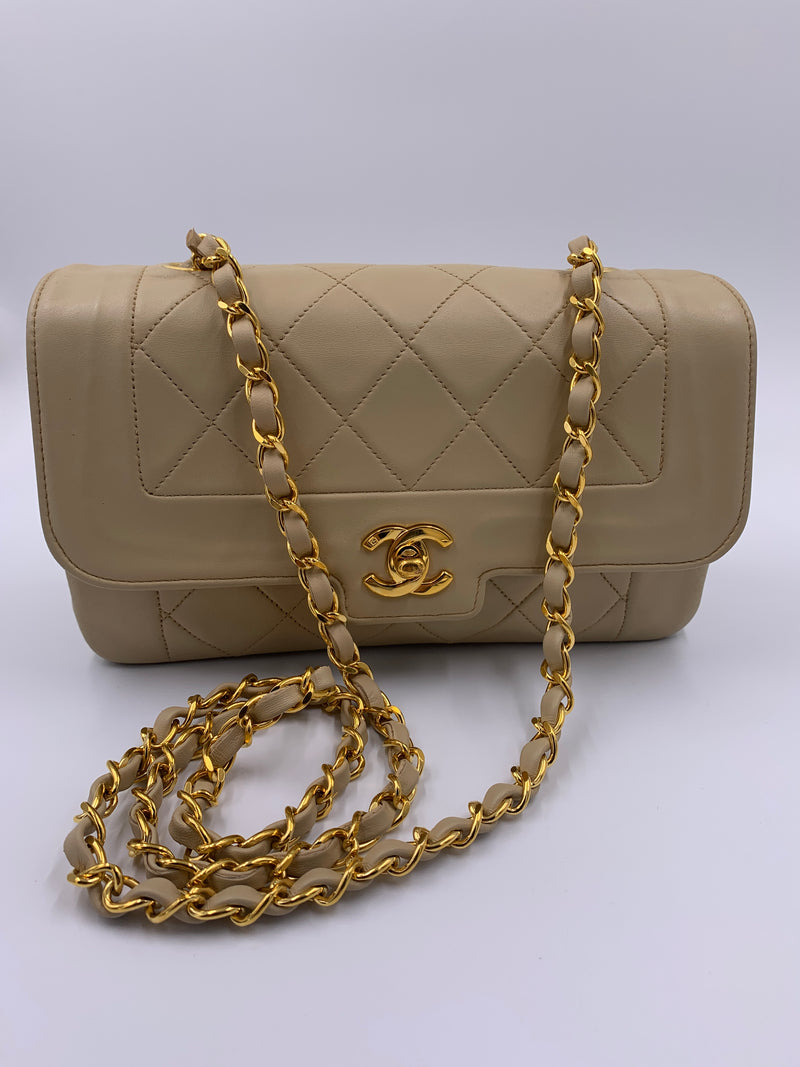 Single flap chain border bag