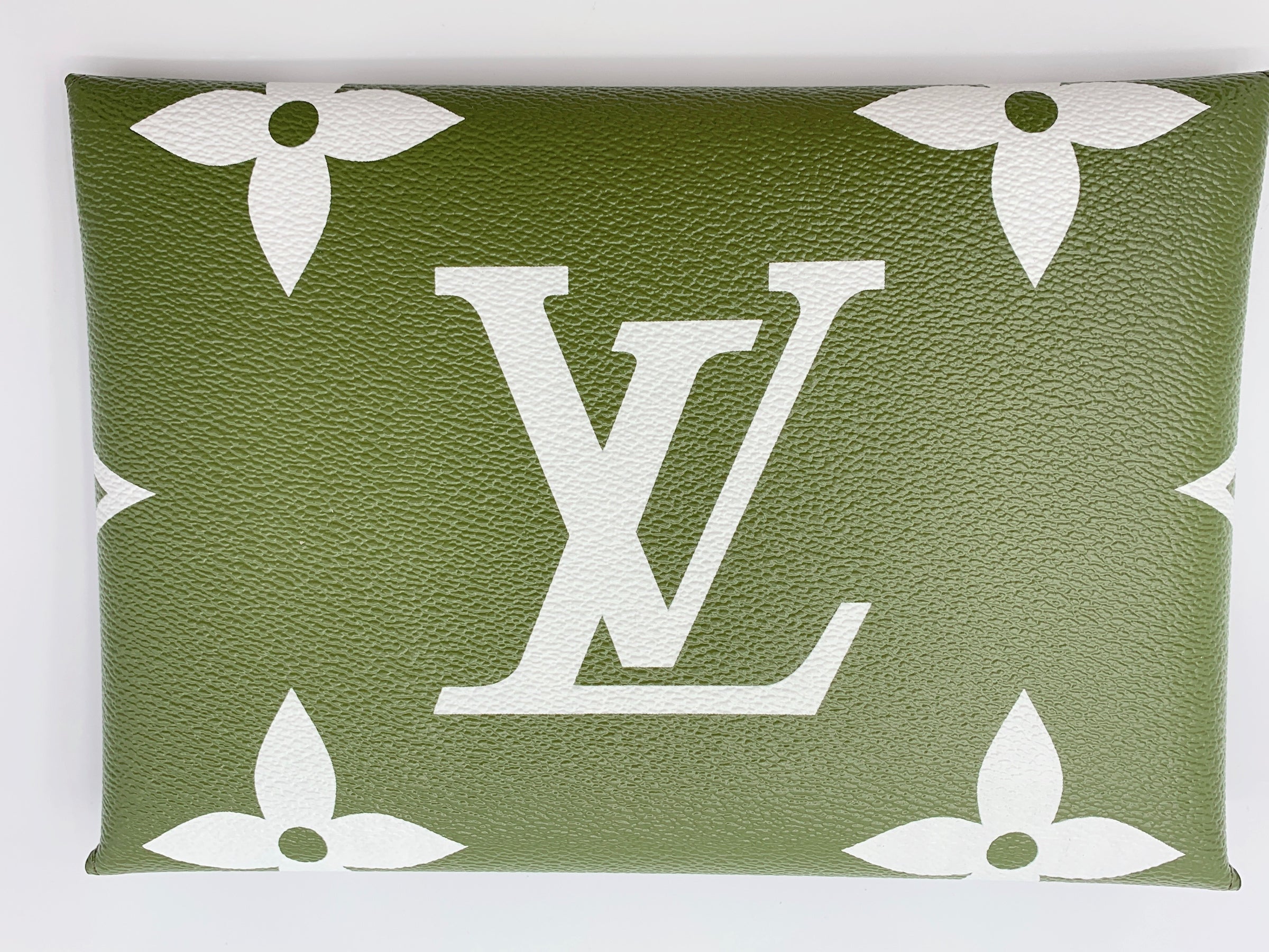 Louis Vuitton Beige Monogram Giant Pochette Kirigami MM Envelop Pouch –  Bagriculture