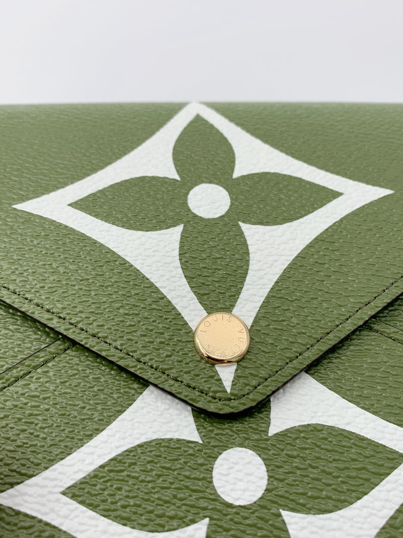 Louis Vuitton Monogram Giant Pochette Kirigami in green coated/waterproof  canvas Cloth ref.365089 - Joli Closet