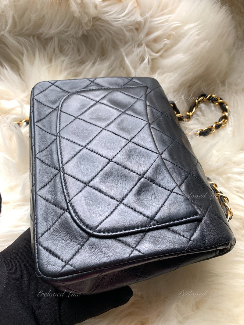 CHANEL Classic Lambskin Chain Mini Square Flap Bag black in Gold Hardware